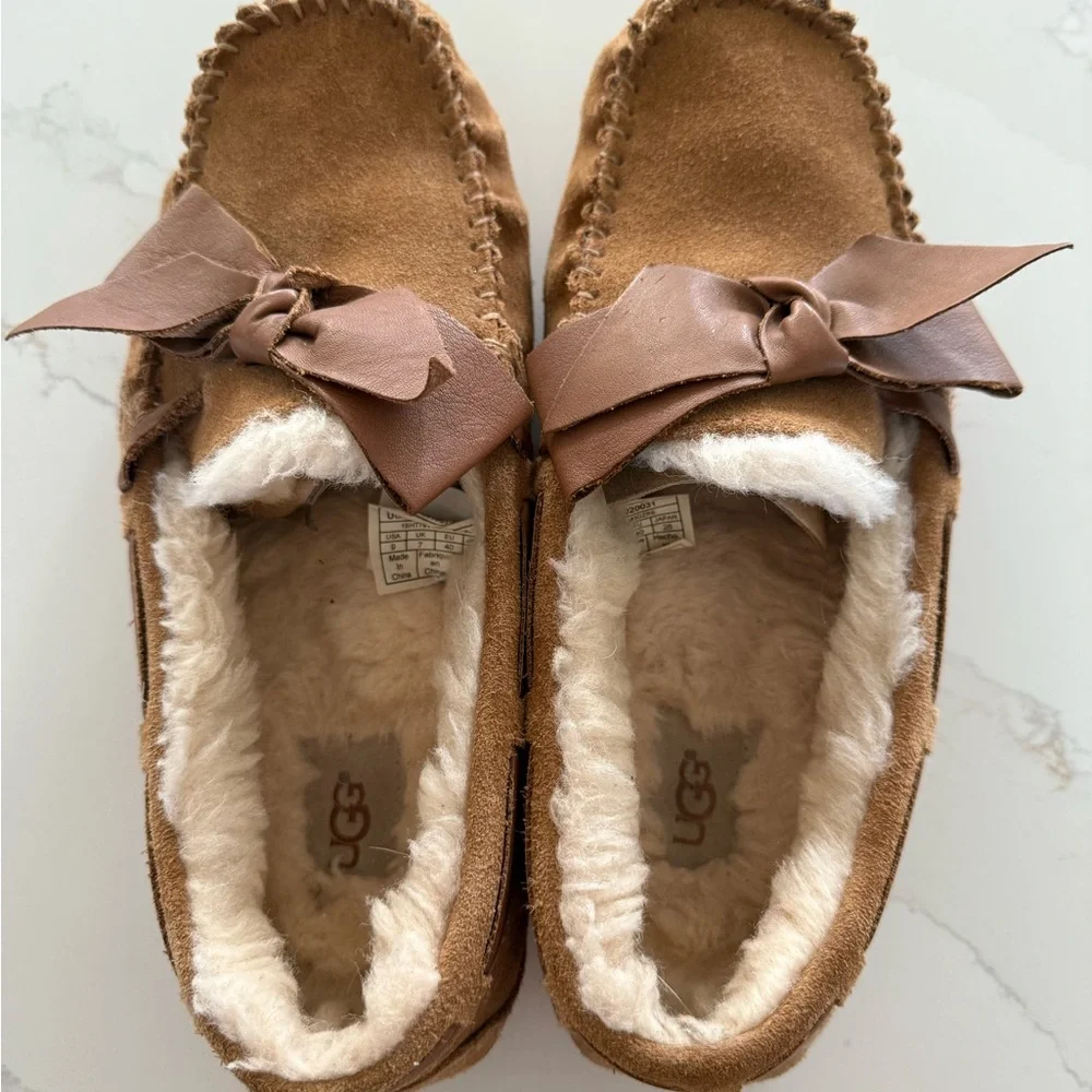 Ugg Dakota Slippers with Leather Bow Detail. Size 9. - Picture 3 of 5